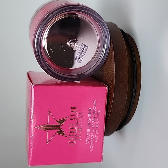 Jeffree Star Velour Lip Scrub - Strawberry Gum (Original Packaging) 🍓 - Picture 6 of 7